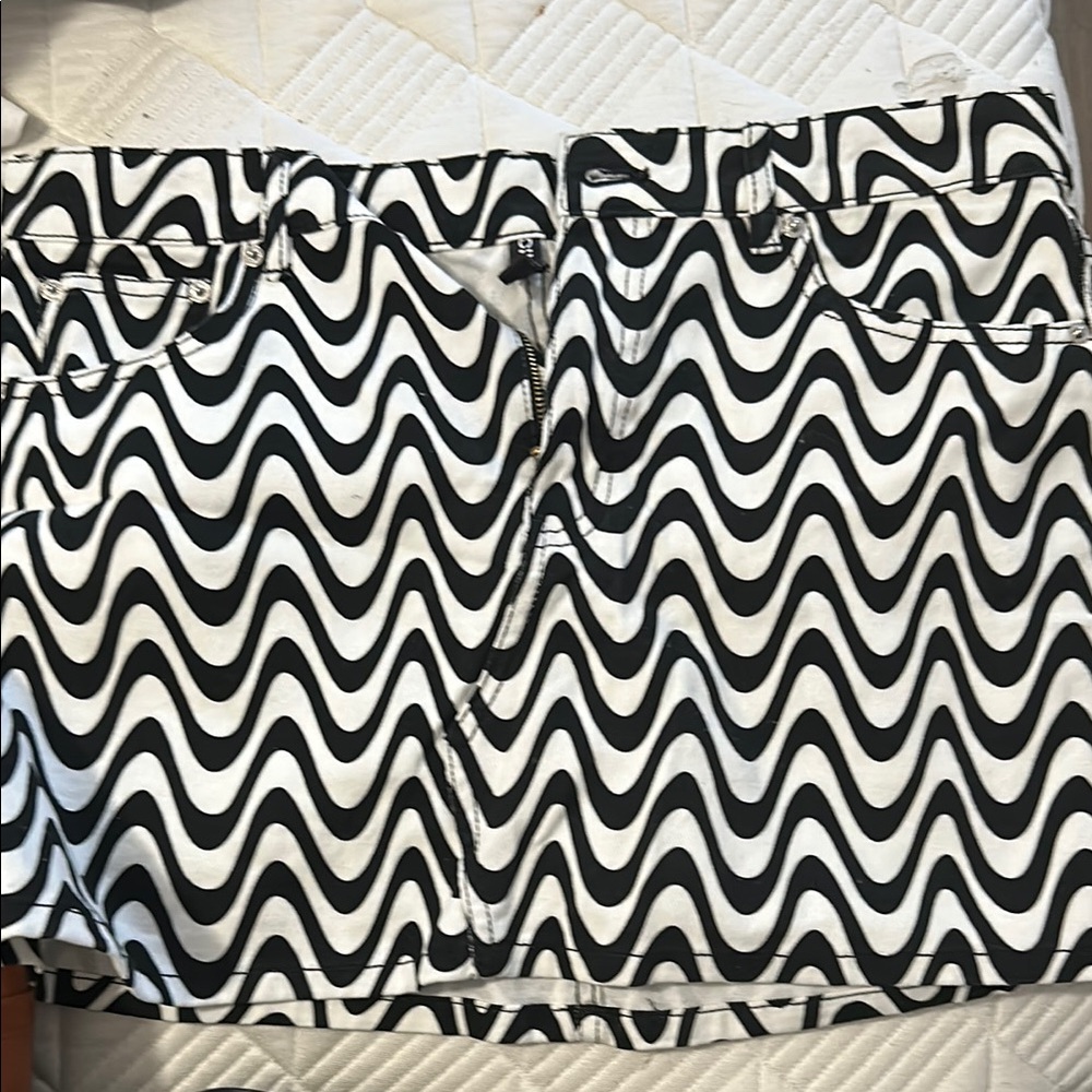 Black and White Wave Pattern Skirt